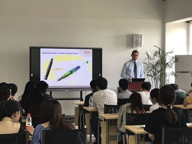 Prof. Dr. Franz Magerl bei einer Vorlesung an der Shanghai University of Medicine & Health Sciences (© Prof. Dr. Franz Magerl)