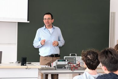 Matthias Söllner erklärt ein Gerät