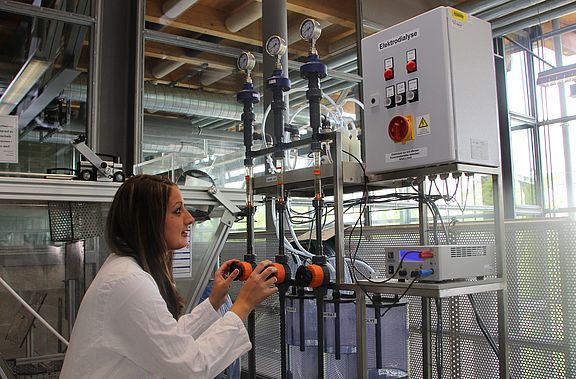 Eine Studentin führt eine Elektrodialyse an der Versuchsanlage BEA05 der Fa. Hescon durch.