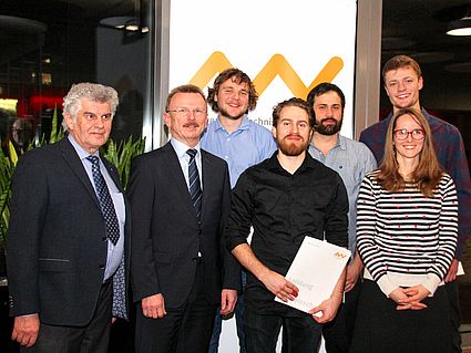 Karl Arnold, Prof. Dipl.-Ing. Ulrich Müller und Marian Mure mit den Preisträgern