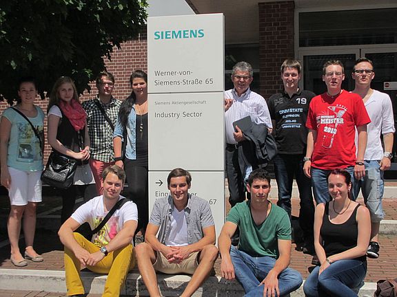 Im Rahmen der Lehrveranstaltung „IT-Management“ im Fächerkanon „Organisation und Wirtschaftsinformatik“ bei Prof. Dr. Wolfgang Renninger (Dekan der Fakultät Betriebswirtschaft) fand eine ganztägige Exkursion zu den Firmen Sandata (Nürnberg), S