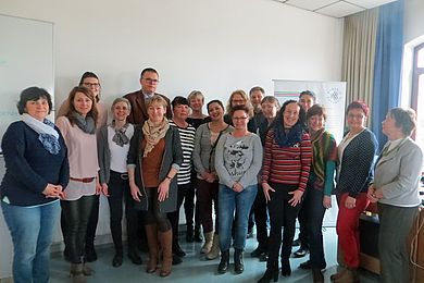 Die TeilnehmerInnen beim Tschechisch-KursleiterInnen-Treffen in Hof mit PaedDr. Ladislava Holubová (1. v. r.) und Mgr. Renáta Burcsak (2. v. r.)