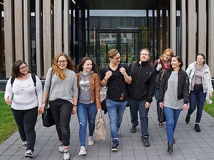 Studierende am Campus