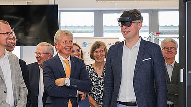 Wissenschaftsminister Blume mit AR-Brille