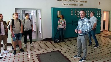 Studierende in der Hydraulischen Versuchsanstalt „Brunnenmühle“