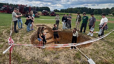 Schüler stehen auf Feld