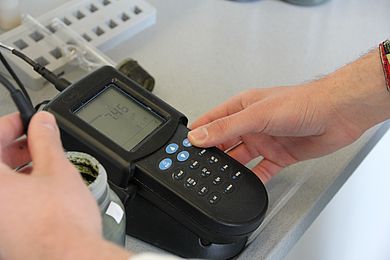 Mit einer Messsonde wird die Probe auf pH-Wert und Temperatur untersucht.