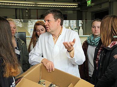 Prof. Dr. Mario Mocker mit Schülerinnen