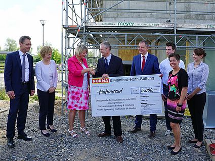 Martin Golker (Verkaufsleiter NORMA Regenstauf), Vizepräsidentin Prof. Dr. Christiane Hellbach, Präsidentin Prof. Dr. Andrea Klug, Anton Gleixner (Niederlassungsleiter NORMA-Niederlassung Regenstauf), Ulrich Schäfer (Verkaufsleiter NORMA Regenstauf), J
