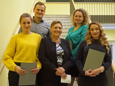 Dozentin Svetlana Naumenko mit Russisch-Studierenden, die das UNIcert® III-Zertifikat erhalten haben. 