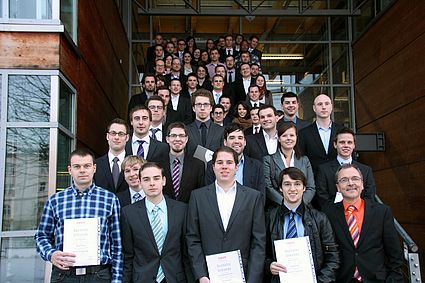 Die Fakultät Maschinenbau/Umwelttechnik verabschiedete am 7. Dezember 2012 ihre Absolventinnen und Absolventen, die im Sommersemester 2012 ihr Bachelor-, Diplom- oder Masterstudium erfolgreich abgeschlossen hatten. 63 ehemalige Studierende waren mit ihre