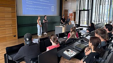 Vier Studentin widmeten sich in dem Praxisprojekt der Position des Senior Electrical Engineers