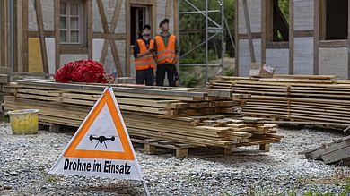Schild Drohne im Einsatz