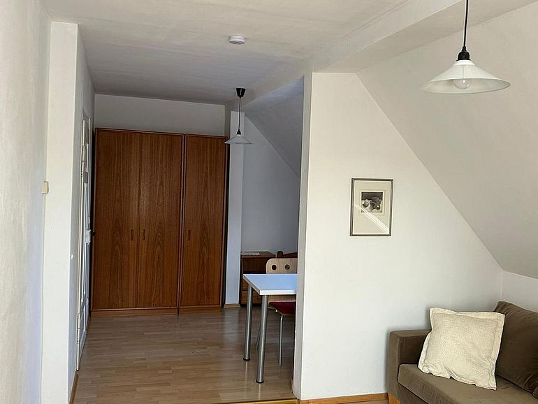 Zimmer Großes 21-m²-Zimmer in einer 3er-WG in Neustadt an der Waldnaab, frei ab 1. September 2026. 330 € inklusive Nebenkosten, 200 € Kaution. Bushaltestelle nach Weiden direkt vor der Haustür.