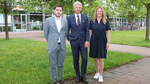 Das Gründungsteam von medespro Alexandra Hoyer und Philipp Götz beim Erhalt des FLÜGGE-Stipendiums gemeinsam mit dem Präsidenten der OTH Amberg-Weiden Prof. Dr. Clemens Bulitta