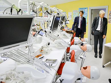 Prof. Dr. Ralf Ringler und Prof. Dr. Clemens Bullita besuchen die Lehr- und Forschungseinrichtung der RSU