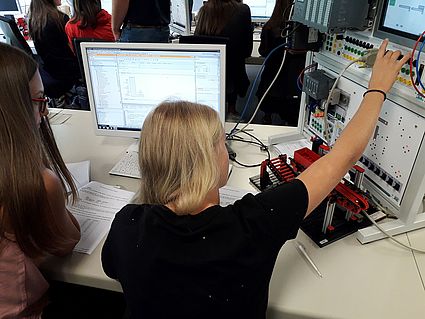 Mädchen im Elektrotechniklabor