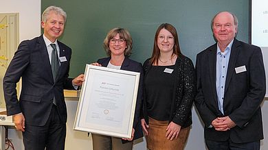 Gruppenfoto mit Urkunde