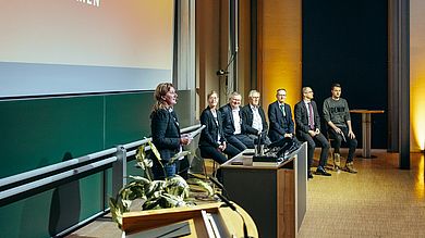 In Amberg führte Annabelle Wolff durch die Erstsemesterbegrßung und stellte den neuen Studierenden unter anderem wichtige Ansprechpartner, die Dekane und die Hochschulleitung vor