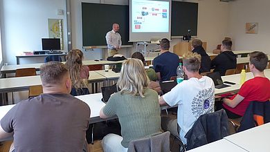 Tobias Popp spricht im Hörsaal vor Studierenden