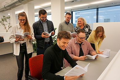 Gruppe von Studierenden mit Büchern