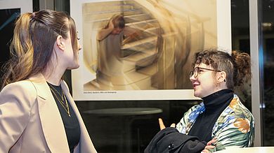 Zwei Studentinnen vor einem Bild