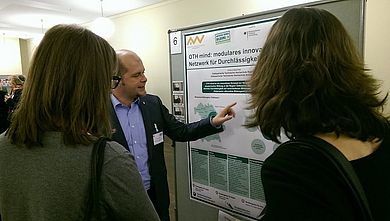 Herr Goldberg von der OTH Regensburg bei der Posterpräsentation