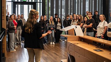 Hochschulangehörige zeigten die Räume in Amberg und Weiden