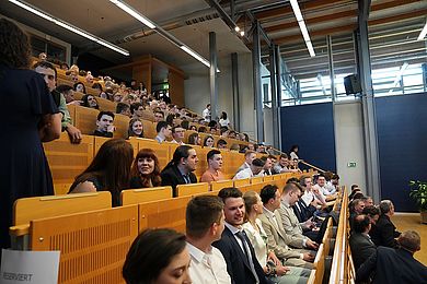 91 Absolventinnen und Absolventen kamen zur Studienabschlussfeier der Fakultät Elektrotechnik, Medien und Informatik (EMI) an der OTH Amberg-Weiden