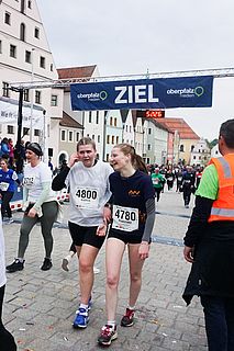 Im Ziel sind die Teilnehmenden gleichermaßen erschöpft wie glücklich