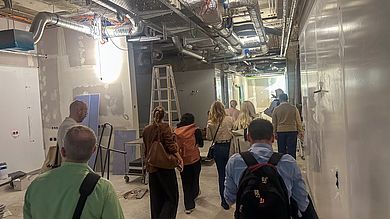 Gemeinsam das Krankenhaus von morgen gestalten: Ob Projektmanagement, Architektur oder Forschung – unterschiedliche Fachdisziplinen prägen, wie zukunftsfähige Krankenhäuser geplant und weiterentwickelt werden. Bei der Exkursion am Klinikum St. Marien Amberg bekamen die Teilnehmenden Einblicke in die Sanierung bestehender OP-Bereiche