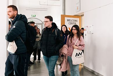 Erstsemester vor dem Welcome Center