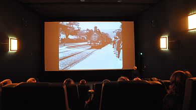 Der Tag endet mit gemeinsamen Filmschauen