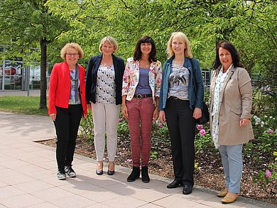 Gruppenfoto mit den Bürgermeisterinnen und Andrea Klug