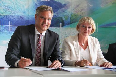 Andrea Klug und Wolfgang Bauer unterschreiben Kooperationsvereinbarung