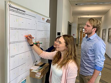 Studierende am Stimmungsbarometer an der OTH in Weiden