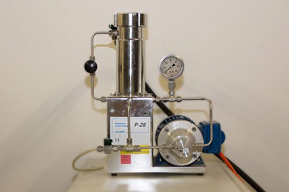 Am Membranversuchsstand können verschiedene Stoffe auf die Eignung Mikro-, Ultra-, und Nanofiltration und Reverseosmose testen.