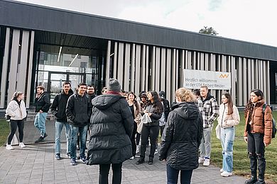 Erstsemester vor dem Hörsaalgebäude