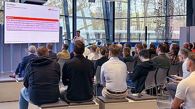 Jan Schuster bei seinem Vortrag mit Publikum