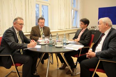 Berthold Rüth im Gespräch mit Prof. Dr. Erich Bauer, Dr. Bernhard Bleyer und Prof. Dr. Reiner Anselstetter