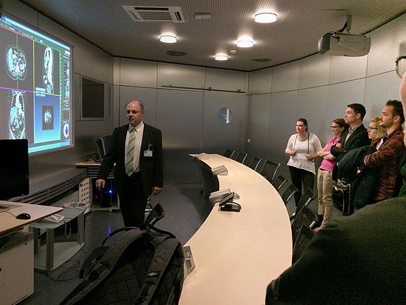 Prof. Dr. Alexander Cavallaro führt Studierende des Masterstudiengang Medizintechnik durch das Imaging Science Institut der Universitätsklinik Erlangen