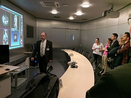 Prof. Dr. Alexander Cavallaro führt Studierende des Masterstudiengang Medizintechnik durch das Imaging Science Institut der Universitätsklinik Erlangen