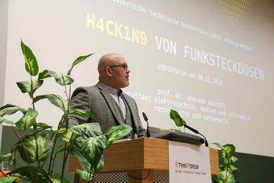Prof. Dr. Andras Aßmuth über das Hacking von Funksteckdosen