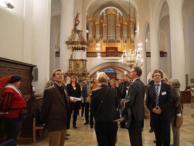 Rahmenprogramm: Die Teilnehmerinnen und Teilnehmer beim Besuch der Michaelskirche in Weiden.