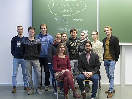 Prof. Dr. Ursula Versch (sitzend, links), Alexander Herfurtner (sitzend, rechts) und Christian Gnerlich (1.v.r.) von cSouris mit Studierenden des Studiengangs Patentingenieurwesen (PI3)