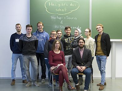 Prof. Dr. Ursula Versch (sitzend, links), Alexander Herfurtner (sitzend, rechts) und Christian Gnerlich (1.v.r.) von cSouris mit Studierenden des Studiengangs Patentingenieurwesen (PI3) Prof. Dr. Ursula Versch (sitzend, links), Alexander Herfurtner (sitzend, rechts) und Christian Gnerlich (1.v.r.) von cSouris mit Studierenden des Studiengangs Patentingenieurwesen (PI3)