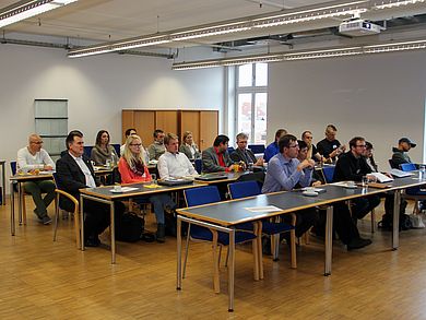 Teilnehmer sitzen im Hörsaal