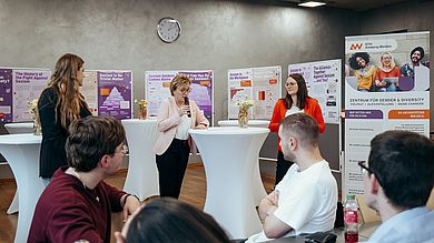 Vizepräsidenten Prof. Dr. Christiane Hellbach (Mitte) eröffnete die Ausstellung. Organisiert wurde die Ausstellung von Miriam Schröder (links) für das Zentrum für Gender & Diversity und unterstützt durch die Studierenden des Green Office von Prof. Laura Völkl (rechts)