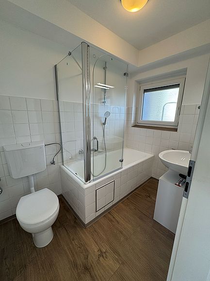 Badezimmer mit Duschwanne Badezimmer mit Duschwanne