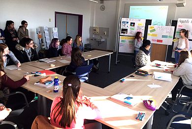 In Kleingruppen erarbeiten die Schülerinnen die Inhalte der technischen Studiengänge